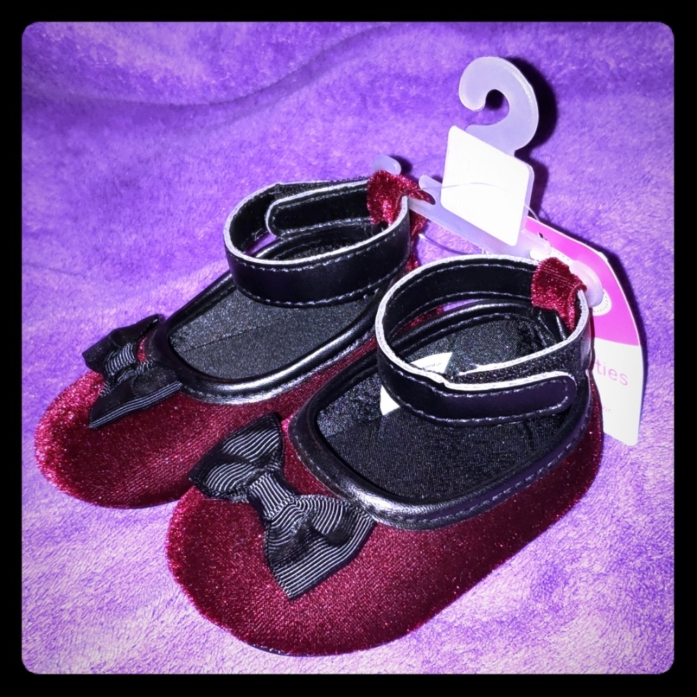 Adorable Crib Shoes NWT 6-12 months